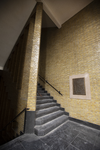 845136 Gezicht in een trappenhuis van het voormalige Hoofdpostkantoor (Neude 11) te Utrecht met rechts de plaquette ter ...